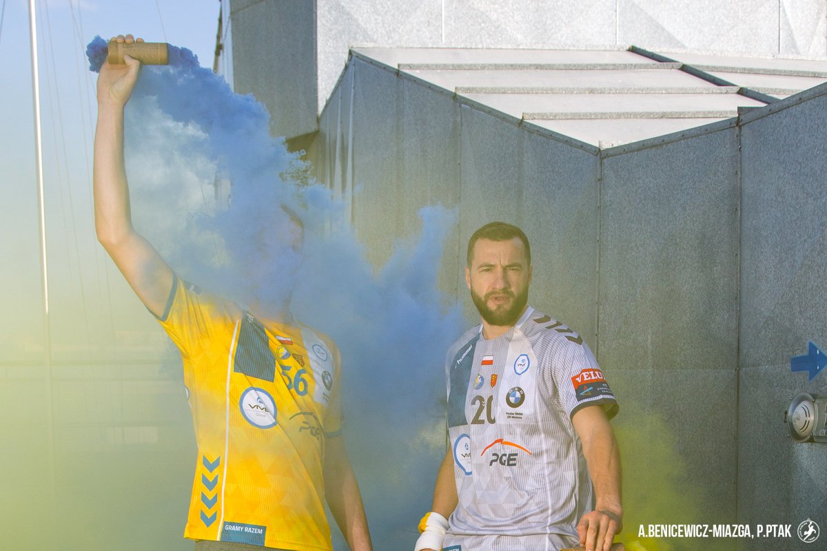 pluszack's tweet photo. Prace nad kalendarzem @kielcehandball 2020 nie były łatwe 🙈🤣. Jak zwykle @pawelpapaj, M. Czerwiec, @ABMprojekt i @PatryckPtak wykonali wspaniałą robotę 🔥🔥👊. To ukłon w stronę kibiców @iskrakielce, którzy żegnali zespół przed wyjazdem do Paryża 😍.
👉https://t.co/9cTPB31b4Z https://t.co/pz0g9GyfNY