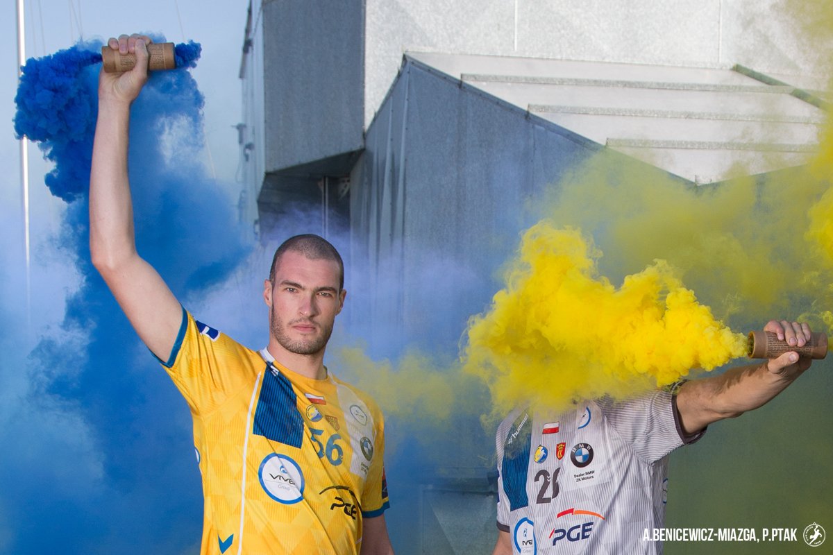 pluszack's tweet photo. Prace nad kalendarzem @kielcehandball 2020 nie były łatwe 🙈🤣. Jak zwykle @pawelpapaj, M. Czerwiec, @ABMprojekt i @PatryckPtak wykonali wspaniałą robotę 🔥🔥👊. To ukłon w stronę kibiców @iskrakielce, którzy żegnali zespół przed wyjazdem do Paryża 😍.
👉https://t.co/9cTPB31b4Z https://t.co/pz0g9GyfNY