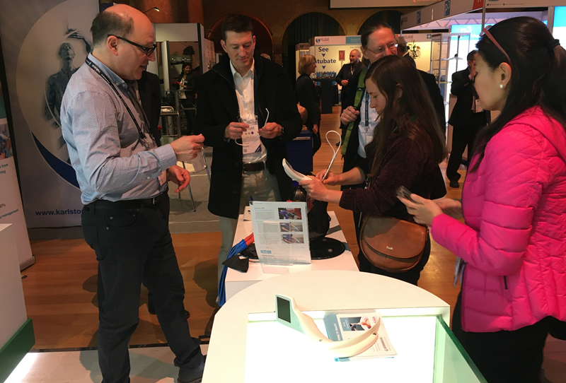 intersurgical's tweet photo. @airwaycam Here is Professor Levitan demonstrating the USB at #wammsterdam #wamm2019 https://t.co/eN17iM762e