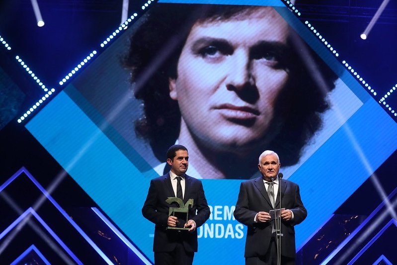 Premio Ondas 2019 a la Trayectoria musical concedido a Camilo Sesto. Han recogido el premio el Alcalde de Alcoy Toni Francés y el director de Radio Alcoy Cadena Ser