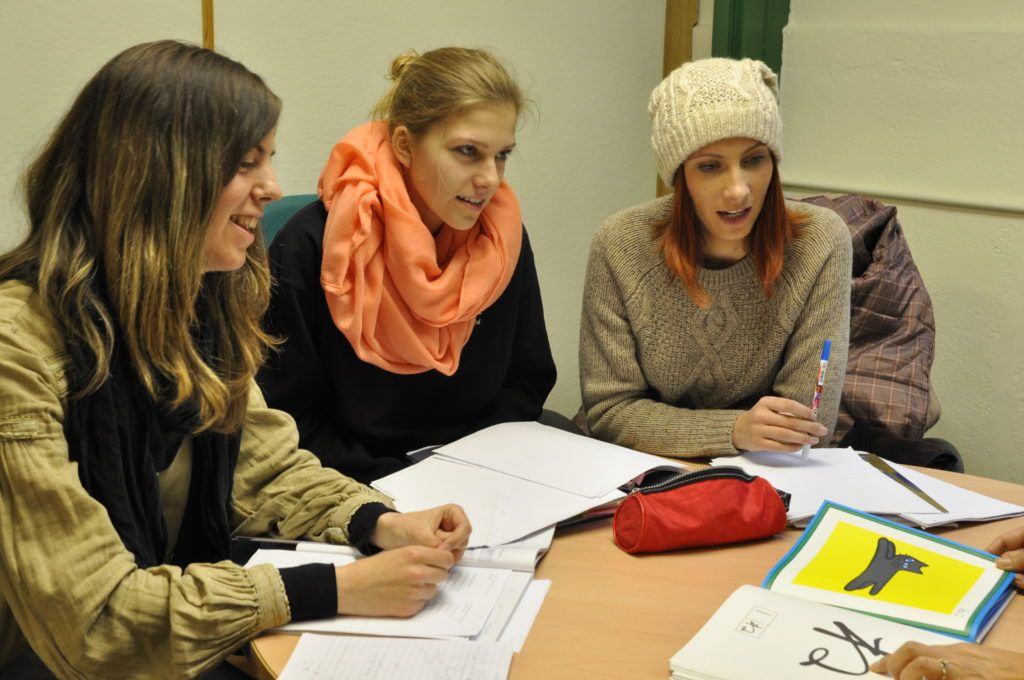 MarlowLanguage's tweet photo. Here at the MLC we have 30 years experience in providing high quality tuition to every kind of language learner. If you want to find out more about our Group Courses and our 1 - 1 Courses, why not read our article? https://t.co/kE2v0yVzXN https://t.co/NiNSJgM5qp