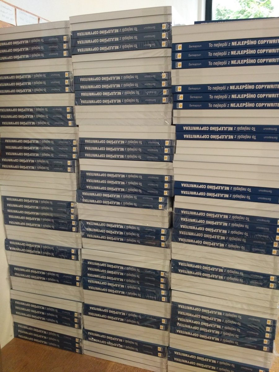 UWAGA, UWAGA! Právě vyšla kniha „To nejlepší z Nejlepšího copywritera”. No vyšla. Spíš přišla. Do Zoner Pressu. Z tiskárny. Dodávka. Obsahující štos modrobílých výtisků. A ty tady čekají jen na vás :) Takže si je můžete vesele vkládat do košíků: bit.ly/ObjednejteSiJi. KONIEC!