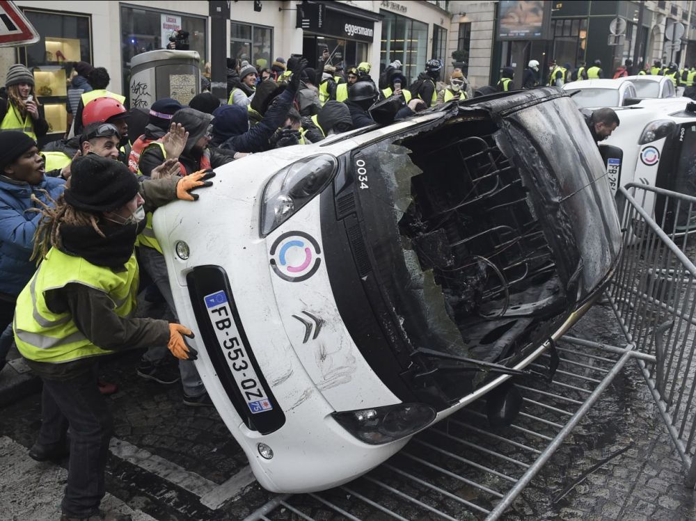 CarolineTiti2's tweet photo. Dans 2 jours, cela fera exactement 1 an que j'aurai été agressée par les #haineuxJaunes pour ne pas avoir voulu mettre le gilet sur mon pare brise.
#stopgiletsjaunes #stopextremes #HaineuxJaunes #1AnDeConneries #1AnDeHaineuxJaunes https://t.co/t749qHPEa2