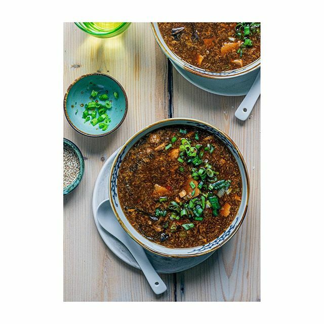 On_Ts_Table's tweet image. Sweet and sour soup to brighten us up from the inside on these cold and windy grey days ❤️❤️ recipe from @thewoksoflife .
.
. .
.
.
#gulp #eatcaptureshare #vegansoup #veganchinesefood #craveable #eatyourgreens #fusioncuisine #easyweeknightdinner #familyf… ift.tt/2XivJQ4