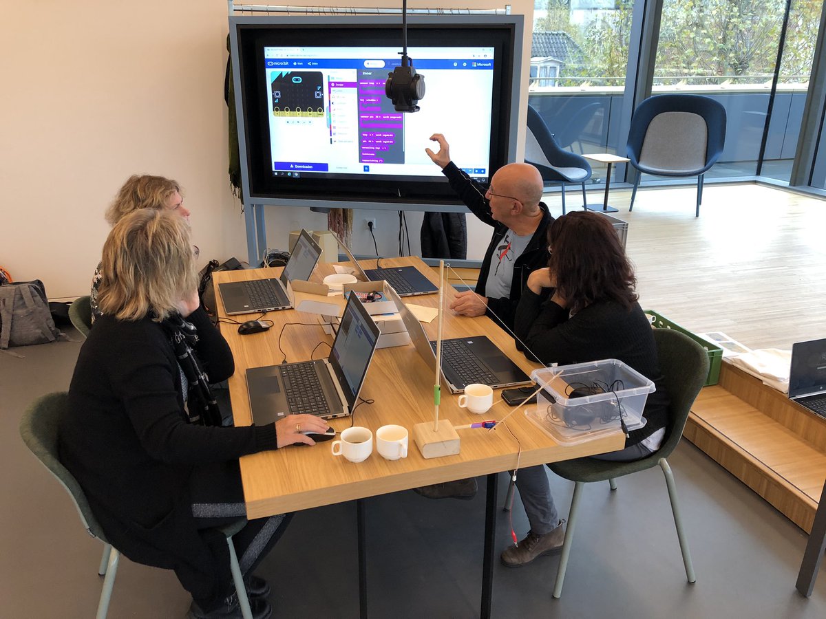 MaartenHennekes's tweet photo. Maker Party @BibliotheekDeventer verzorgd door #Rijnbrink en natuurlijk vindt #Fabricavii het supergaaf om samen met de deelnemers met Maakonderwijs aan de slag te gaan! En #MakerCosmos is er ook bij. https://t.co/NfN3vttBaI