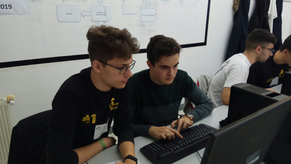 En el Reto Ada Byron de programación organizado por el @CUM_UEx con @AlejandroFdez01 y @Albertogamer56, estudiantes de Ingeniería del Software de la <a href="/EPCC_Unex/">Escuela Politécnica CC</a>. Esto pinta muy bien, chicos!! :-)