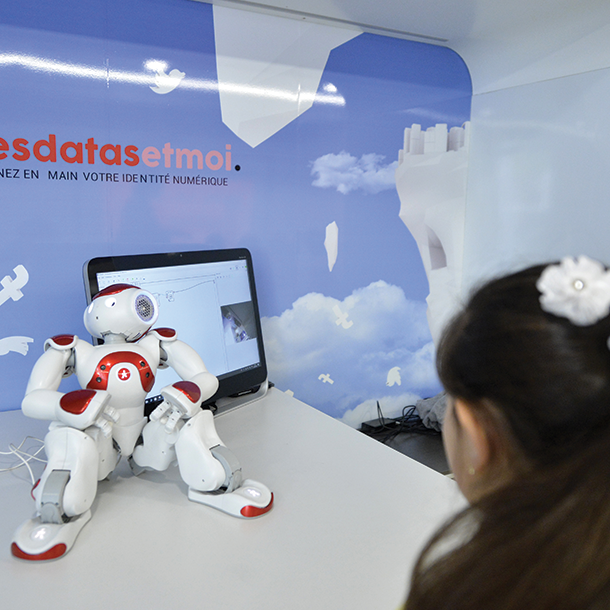 GrandChambery's tweet photo. 🤖 Le Salon : être parent à l'ère #numérique / #connectons-nous 2019, c'est ce week-end au #Phare à #Chambéry! 🤖 ➡ https://t.co/gEO64nhyFT https://t.co/DmtXl2Rx1a
