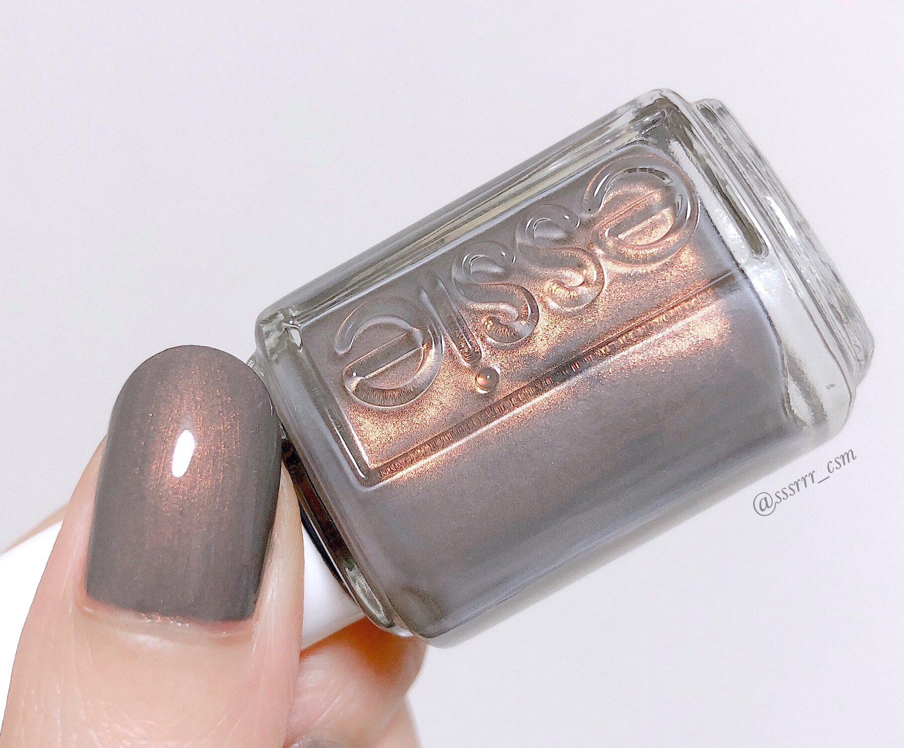 おいも 指が長く見えるグレーネイルとは Essie ネイルポリッシュ 1119 ソーシャルライツ 他では見たことのない琥珀色の美しすぎるパール これが手に溶け込む ベースは濃いグレーだけど琥珀パールのおかげで肌馴染みが良くなる だからグレー ネイル おいも 指が長く見えるグレーネイルとは Essie ネイルポリッシュ 1119 ソーシャルライツ 他では見たことのない琥珀色の美しすぎるパール これが手に溶け込む ベースは濃いグレーだけど琥珀パールのおかげで肌馴染みが良くなる だからグレー ネイル