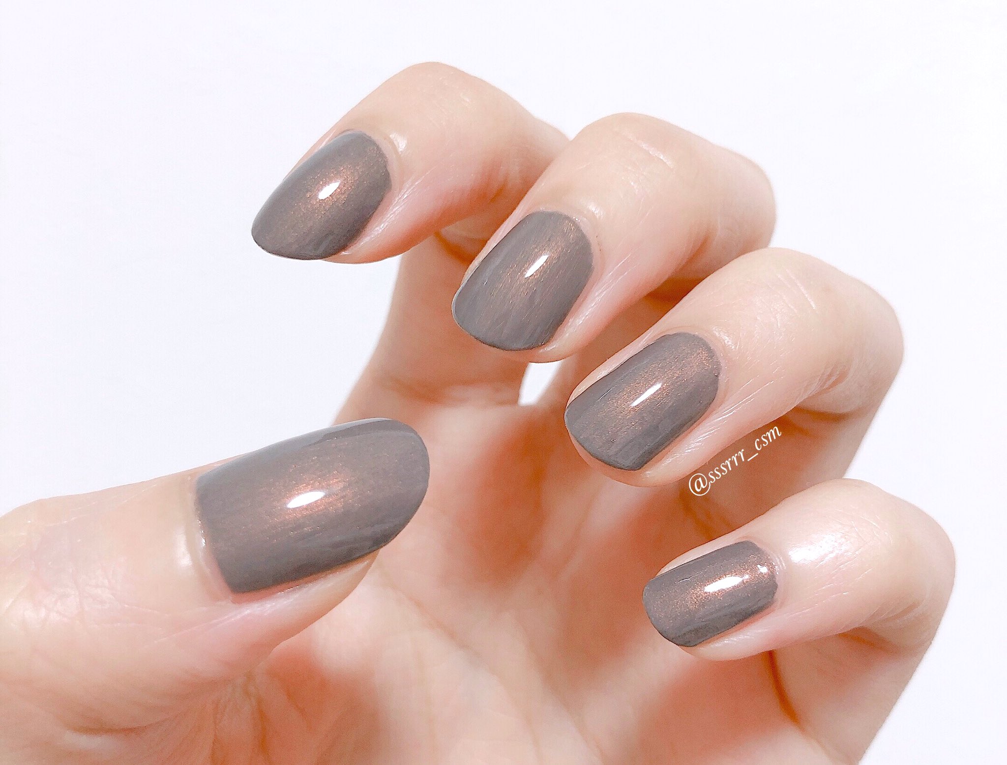 おいも 指が長く見えるグレーネイルとは Essie ネイルポリッシュ 1119 ソーシャルライツ 他では見たことのない琥珀色の美しすぎるパール これが手に溶け込む ベースは濃いグレーだけど琥珀パールのおかげで肌馴染みが良くなる だからグレー ネイル おいも 指が長く見えるグレーネイルとは Essie ネイルポリッシュ 1119 ソーシャルライツ 他では見たことのない琥珀色の美しすぎるパール これが手に溶け込む ベースは濃いグレーだけど琥珀パールのおかげで肌馴染みが良くなる だからグレー ネイル
