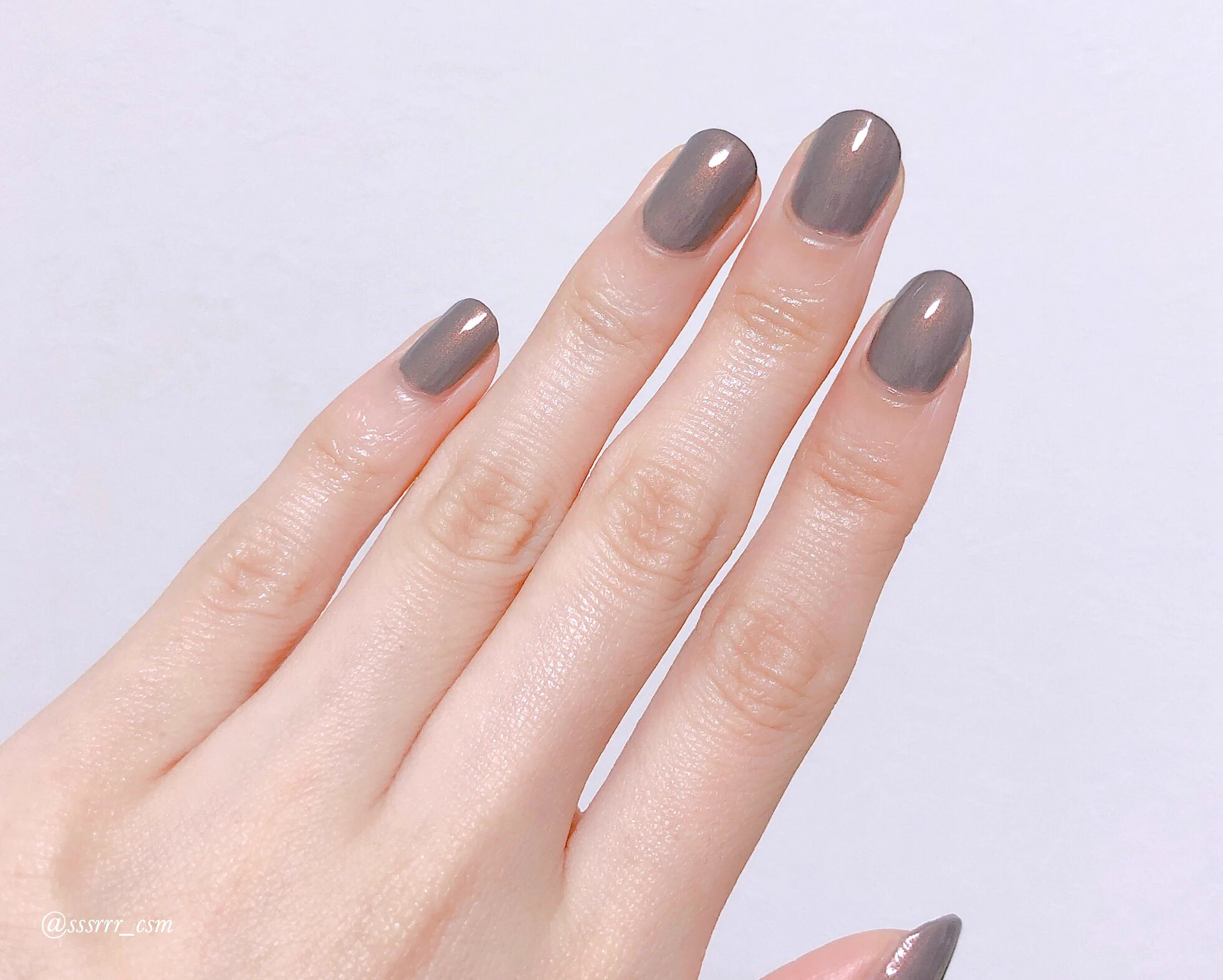 指が長く見えるグレーネイルとは。グレーネイル初心者でも使いやすく、肌馴染み◎