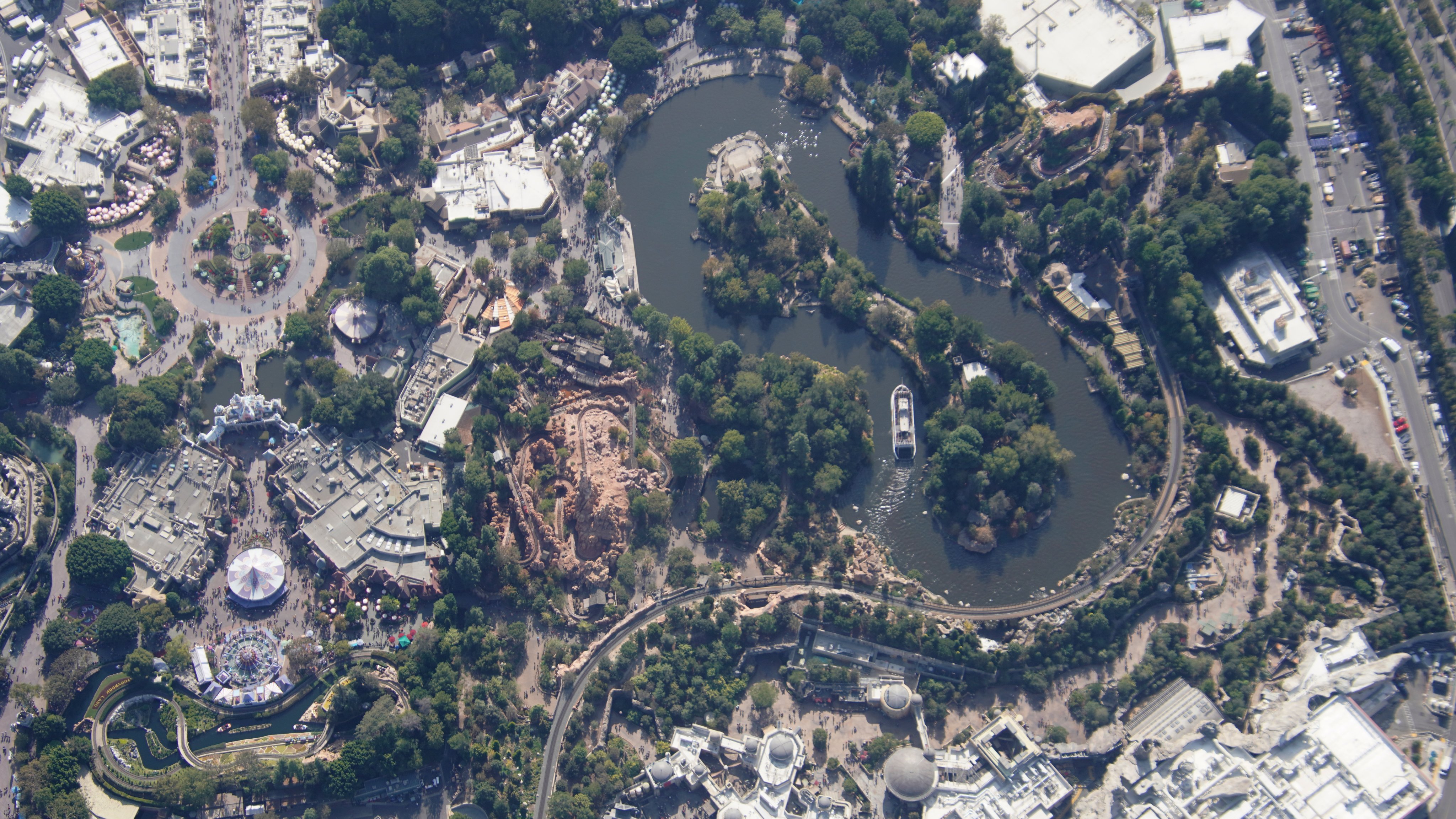 Disneyland Resort vu du ciel, des images sublimes! EJaO01XU4AIwsCJ?format=jpg&name=4096x4096