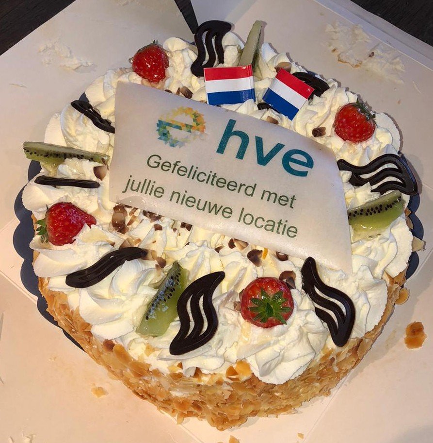 Vanmorgen kwam Esther Huurman van Flexibility Groep deze heerlijke slagroomtaart langs brengen, om onze nieuwe locatie smakelijk te vieren. 

Wij hebben goede herinneringen aan een fijne samenwerking met Flexibility. Bedankt voor de taart Esther, we hebben ervan genoten!