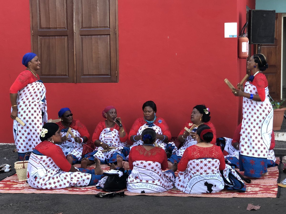 cyrilluneau's tweet photo. À Mayotte @OrangeReunion #Mayotte poursuit le programme des #femmesentrepeneuses , le don en boutique et lance les Ateliers Pros avec #AnnabelleRichard @Adieorg et prépare l’expérimentation du Bus Numérique avec @reseaucariforef @Prefet976 @GEMTICMayotte @Mayottedep https://t.co/dYG3ei9BfA