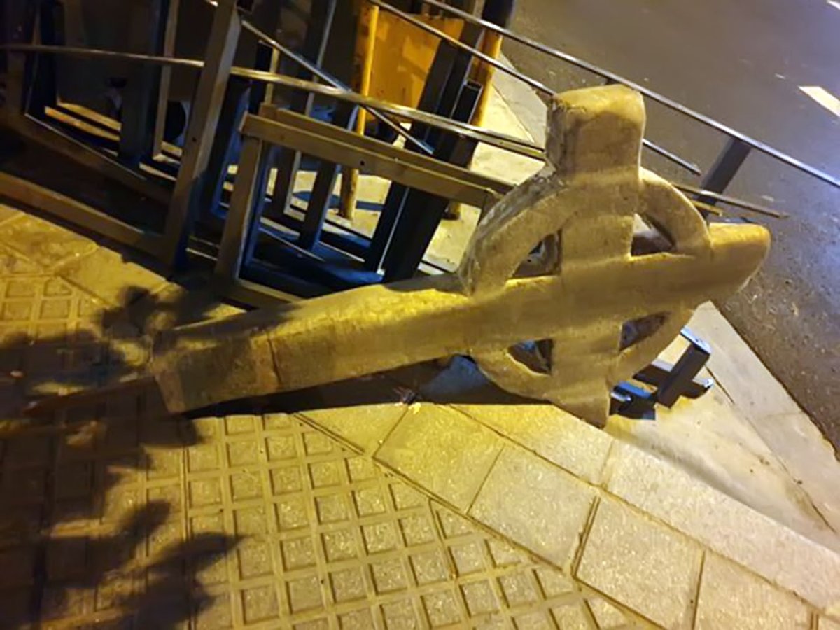 Nuestra seguidora M.A. informa que la noche del miércoles 14 apareció en Alameda Barceló (cerca del <a href="/CementSanMiguel/">Cementerio Histórico San Miguel</a>) junto a unos contenedores de basura una antigua cruz celta de mármol. No podemos asegurar que pertenezca al camposanto pero es nuestra obligación informar de ello