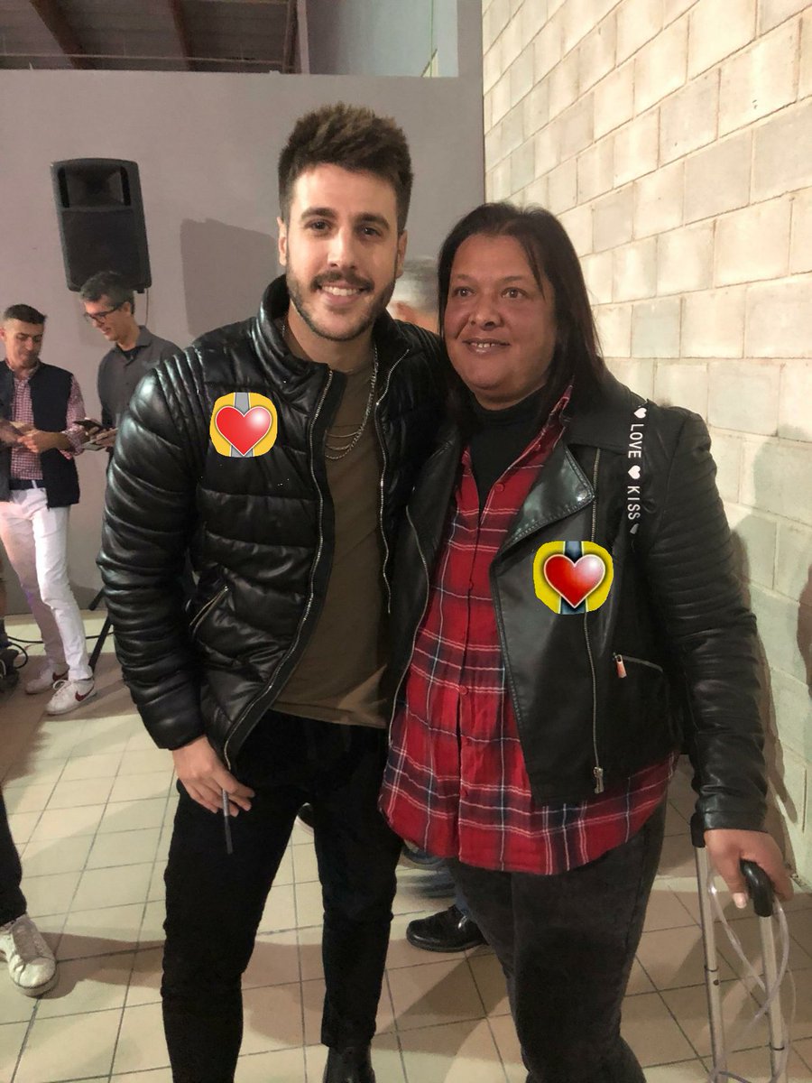 El cantante <a href="/AntonioJSMazuec/">Antonio José</a> colabora con nuestra asociación  en este mes de noviembre para hacer visible la hipertensión pulmonar y concienciar de la necesidad de la investigación para  su curación.
En la foto Antonio José junto a Paqui Escobar de nuestra JD
Muchas gracias.