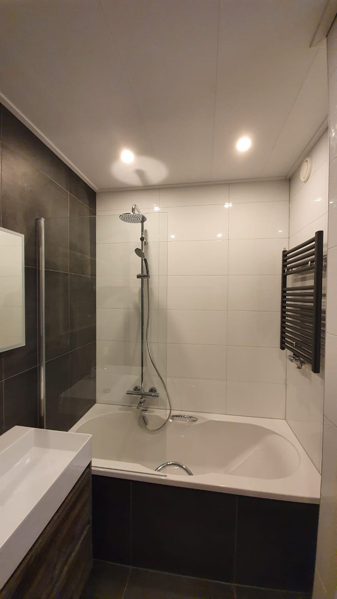 Ook de kleinere badkamer krijgt de aandacht die het verdient!
Mooi stukje #vakwerk gemaakt in samenwerking met <a href="/GEsteie/">Gerard Esteie</a> tegelwerk en <a href="/sani4all_nl/">Sani4all</a> levering sanitair