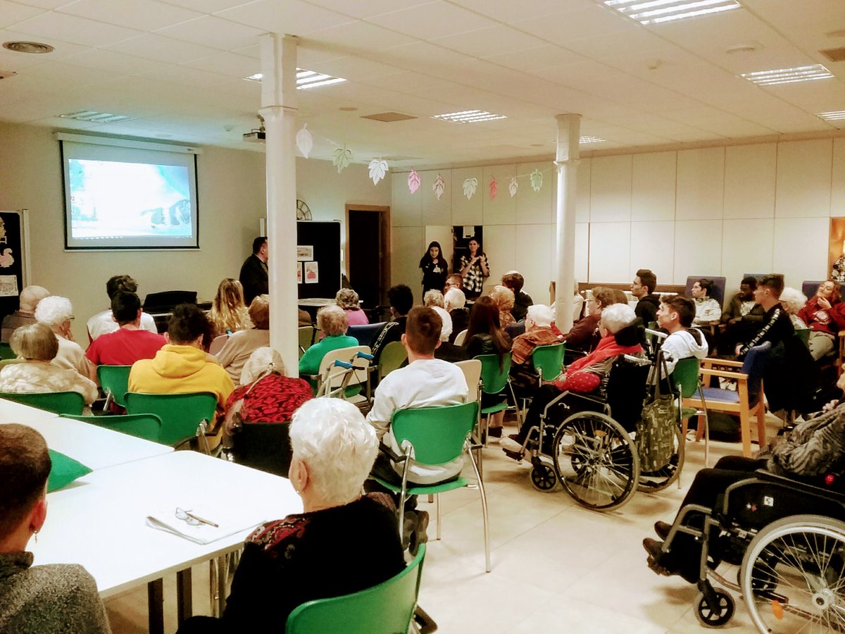 ResiMontblanc's tweet photo. Com cada a divendres a les 10 del matí, els alumnes de l'institut @DePeguera ens han explicat dins els cicle #Itineraris per #Catalunya, històries sobre els bandolers de #Taradell, el #Tocasons i  els #Serrallongues entre d'altres, l'exposició ha estat tot un èxit! Moltes gràcies https://t.co/N6ImaicJOi