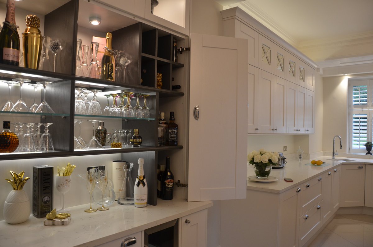 Perfect for entertaining spaces.#worktops #bromley #chislehurst #sanderstead #bespokekitchens #BeckBromFL #kitchens #westwickham #Croydon #Dreamkitchens #kitchendesign #Germankitchens #Beckenham #purley  #shakerstylekitchens #bespokefurniture #kitchendecor #luxurykitchens