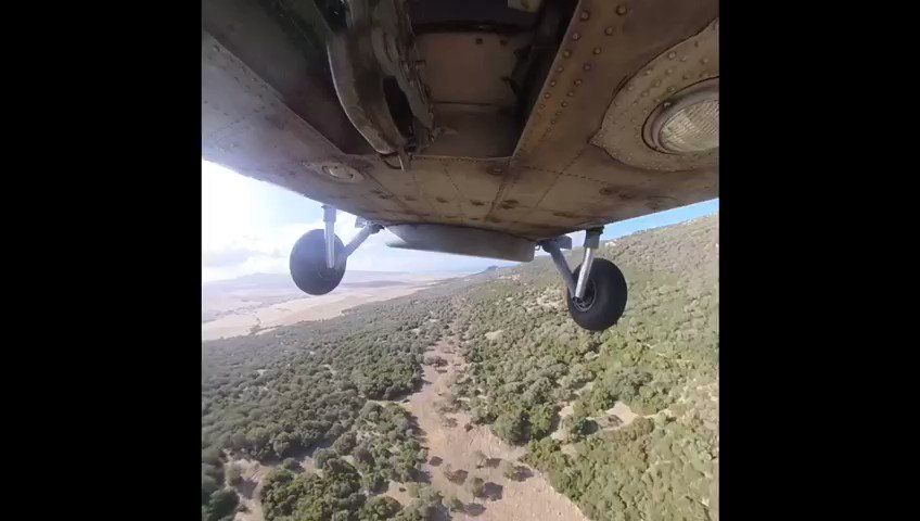 reclutamientoES's tweet photo. Toma fuera de campo en el #Retin de la 10ªEscuadrilla.🚁
Ademas de aterrizar sobre la cubierta de nuestros buques, también se adiestran en este tipo de maniobras. https://t.co/blD58OXJR3. Vía @Armada_esp
#reclutamientoES https://t.co/bikExWAJCL