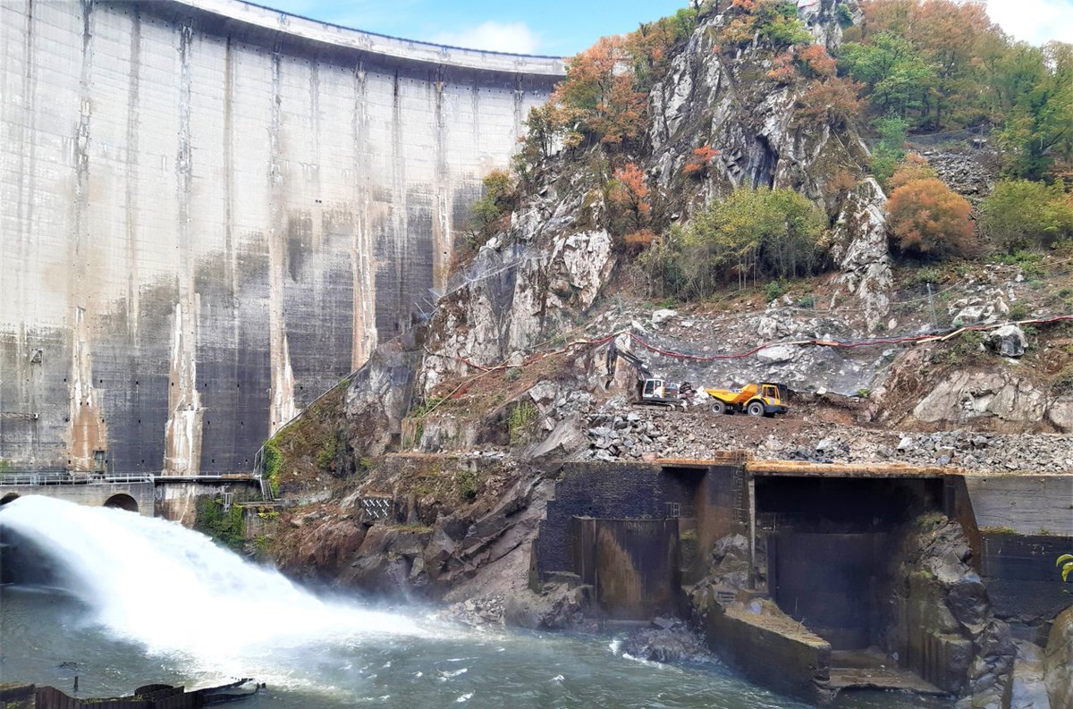 Barrage de Marèges => Créer un accès et aménager une plateforme pour la maintenance du barrage le tout sur un terrain très exigu !
Voici le défi que relève les #équipes du groupement VINCI Construction Terrassement, SAGE Ingénierie et CAN Agence Sud-Ouest.
#premierssurleterrain