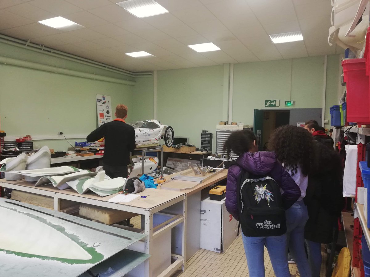 EcoMotionTeam's tweet photo. Mardi dernier, des collégiens sont venus visiter l'école de Polytech Nancy.  L'équipe de l'Eco Motion Team a pu leur présenter son projet et son prototype Vir'volt. 🚗 

#PolytechNancy #Innovation #MakeTheFuture #EcoMotionTeam #ShellEcoMarathonEurope #prototype https://t.co/WnAB2TN5iR