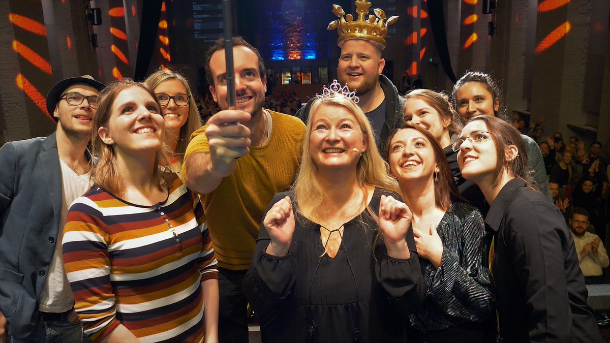 philoscience_de's tweet photo. Jonas Betzendahl gewinnt #scienceslam in #nürnberg! Der Student aus #Erlangen zeigt, dass Menschen zwar langsam, aber Algorythmen doof sind. Der ausverkaufte Saal im #zbau tobt und feiert #Wissenschaft von ihrer humorvollsten Seite. Großartiger Abend, Danke allen Beteiligten! https://t.co/OeyEr2Auif