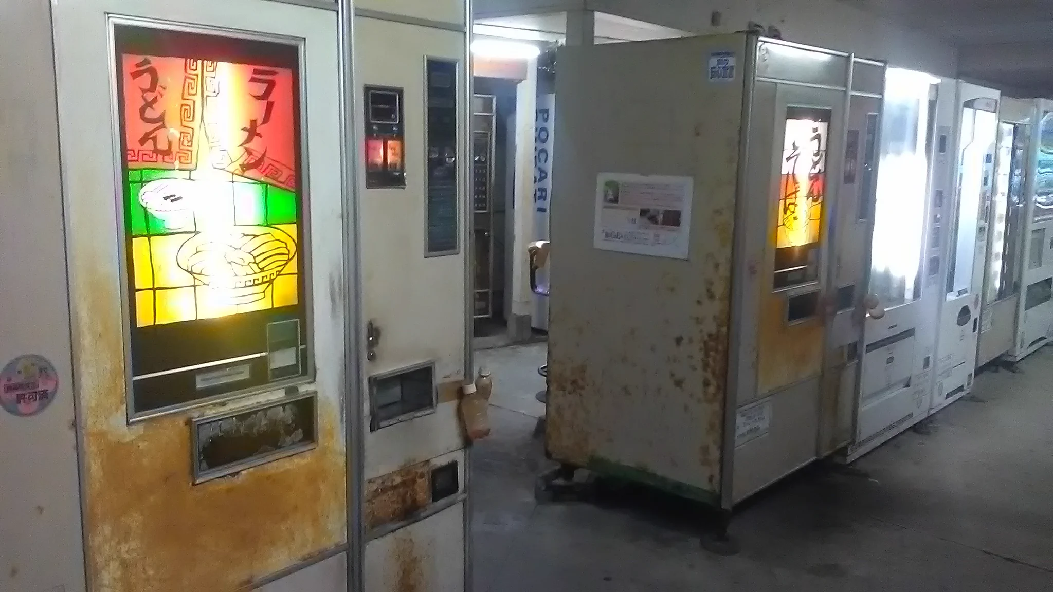 @Moshikinger 夜中の自販機コーナーの侘び寂びは未来に残したい 