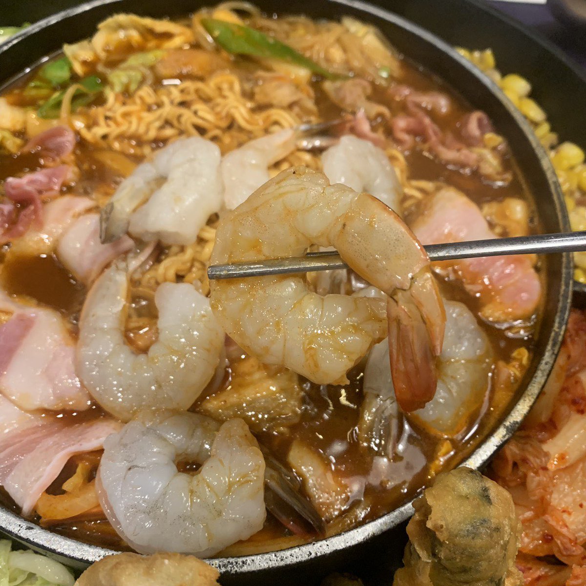 reviewby_p's tweet photo. ทนกระแสไม่ไหวไปจัดมาละ #REDSUNBUFFET ❤️ คือแบบคุ้มมากก ของก็คุณภาพดี หมูมาแบบเนื้อเน้นๆ กุ้งตัวใหญ่ น้ำซุปก้อร่อย ข้าวผัดเรดซันคือต้องสั่งเด็ดมาก! เห้ยมันอร่อยจริงๆนะไม่ได้อวย😂 มีหลายราคา299,399,499 กินไม่หมดเอกลับบ้านได้ด้วยนะ โคตรคุ้ม #โคเรียนบุฟเฟ่ต์ #ยกขบวนความอร่อยเต็มสตรีท https://t.co/2wGRfKVYf7