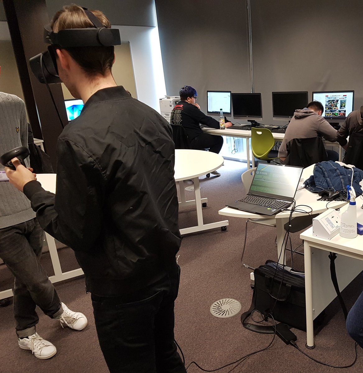 biglhist's tweet image. Students getting a taste of the future courtesy of @VisualLane