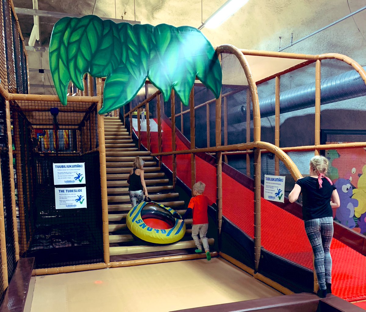 ojalajus's tweet image. Hakaniemen @ArenaCenter Leikkiluolalle +1. En omia 38v synttäreitä ehkä lähtisi pitämään, mutta tyttären 9v oli mainio paketti. Suht tuoreeltaan uusittu mesta &amp;amp; kompakti kooltaan, joten porukka pysyi koossa. Kotimatkalla 6v pikkuveli totesi, että hänenkin juhlat pidetään siellä.