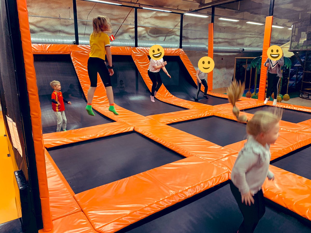 ojalajus's tweet image. Hakaniemen @ArenaCenter Leikkiluolalle +1. En omia 38v synttäreitä ehkä lähtisi pitämään, mutta tyttären 9v oli mainio paketti. Suht tuoreeltaan uusittu mesta &amp;amp; kompakti kooltaan, joten porukka pysyi koossa. Kotimatkalla 6v pikkuveli totesi, että hänenkin juhlat pidetään siellä.