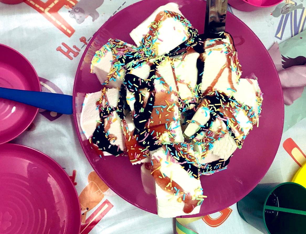 ojalajus's tweet image. Hakaniemen @ArenaCenter Leikkiluolalle +1. En omia 38v synttäreitä ehkä lähtisi pitämään, mutta tyttären 9v oli mainio paketti. Suht tuoreeltaan uusittu mesta &amp;amp; kompakti kooltaan, joten porukka pysyi koossa. Kotimatkalla 6v pikkuveli totesi, että hänenkin juhlat pidetään siellä.