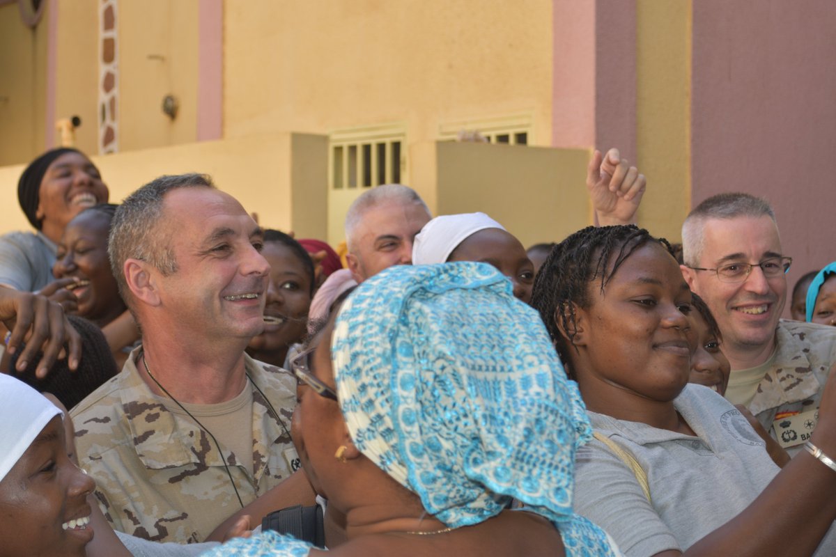 eutmmali1's tweet photo. L'aide à la population du Mali. 
Le contingent espagnol de l'EUTM Mali a ouvert un centre de formation pour femmes, financé par l'Espagne.
Tous ensemble. https://t.co/rNQQmE2uyy