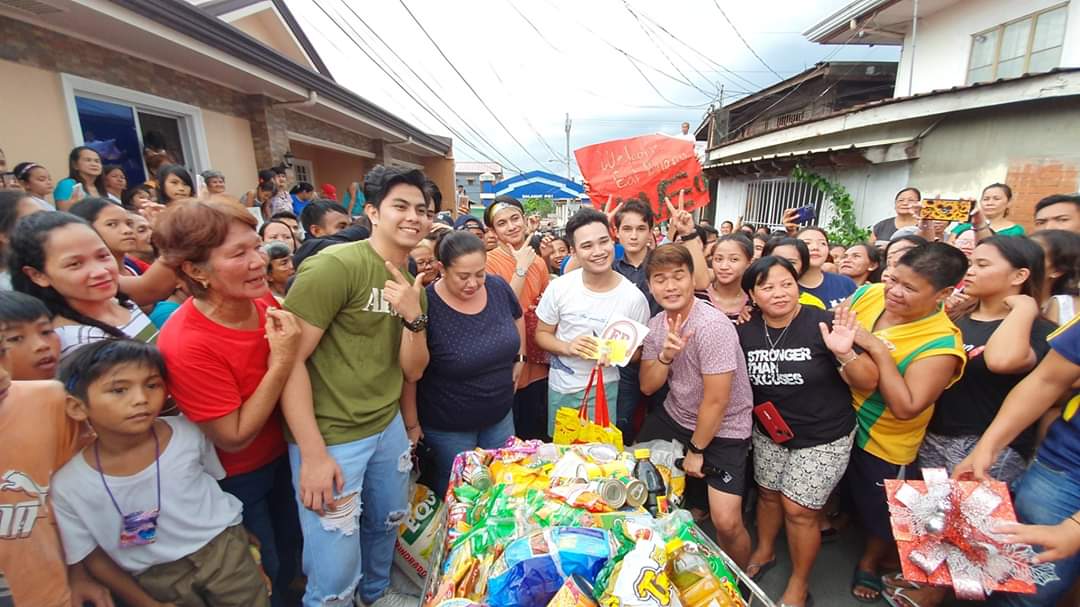 akosilexusss's tweet photo. Tuloy tuloy ang #PrizesAllTheWayGroufie sa iba't ibang sulok ng Pilipinas sa Prizes All The Way!

Maraming salamat Brgy. Dulumbayan, Teresa, Rizal! ❤

#MrPogi2019
#IsangLiboIsangTuwa

(c) @EatBulaga https://t.co/5sFbbBayai