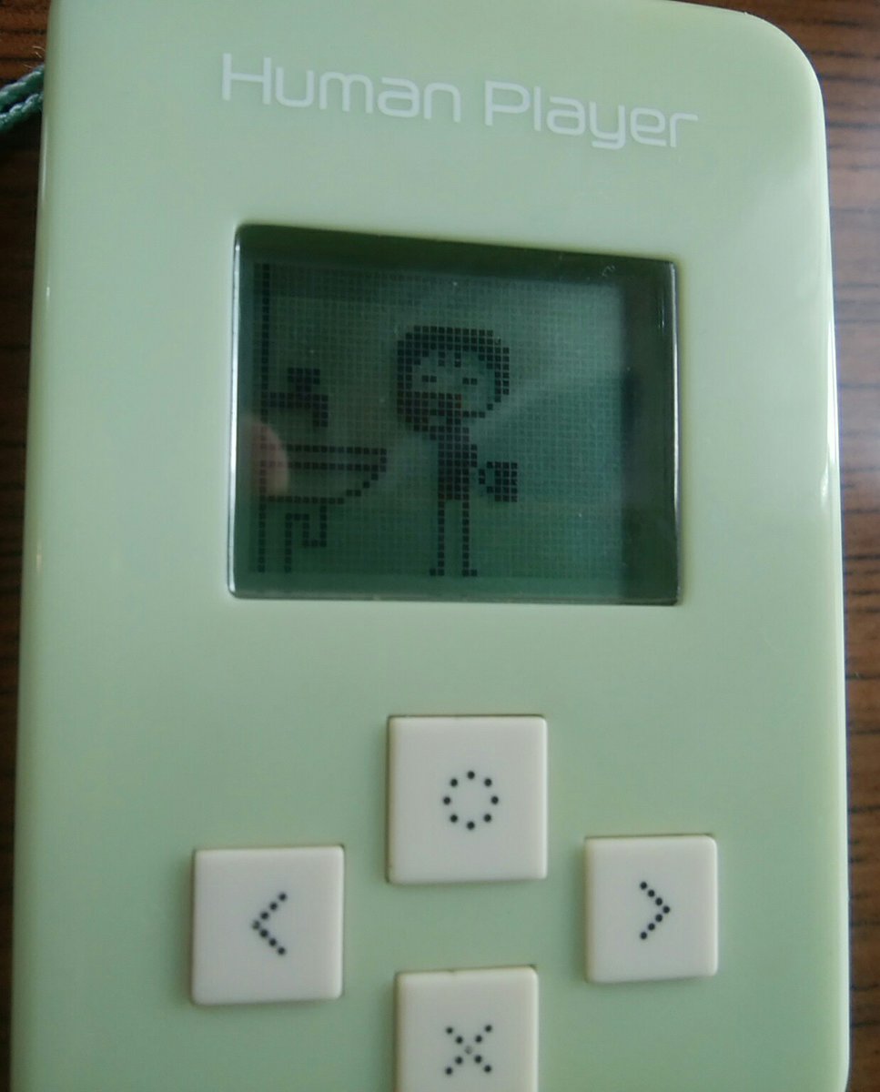 peUsoue9GaCje3o's tweet photo. 子どもがなんかごちゃごちゃ入ってた箱の中で見つけた。
電池入れたら動いた。なつかしい!
この、ドット絵のチープな動きが子どもには新鮮らしい。
#はをみがいています
#HumanPlayer https://t.co/S4Owhyjc35