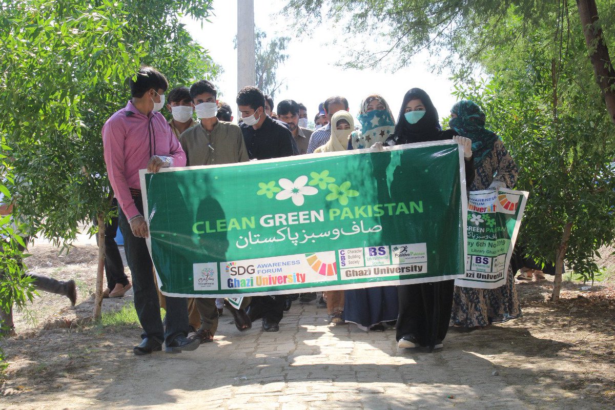 TFTolerance's tweet photo. TFT Team from Ghazi University, DG Khan, recently run a campaign of CLEAN GREEN PAKISTAN, by planting trees and giving the message of cleanliness. TFT Team also engaged University Faculty and Administration to this noble cause.
#HumaraAzm
#TogetherForTolerance
#TeamDG_Khan https://t.co/SsbJ5FupLr