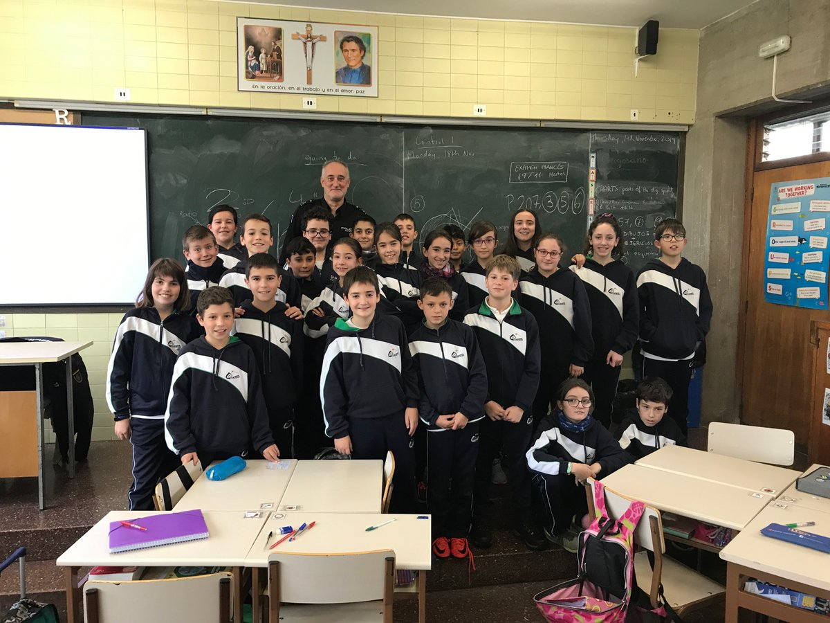 SafaBurgos's tweet photo. Último día de formación de los alumnos de 6º. Además de aprender muchas cosas, el programa #Ciberexperto organizado por @policia nos ha encantado. ¡Muchas gracias!  ¡Gracias también a todas las familias que participaron en la charla del jueves! https://t.co/BrFH6HigpW