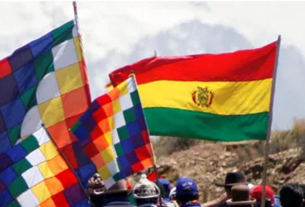 Hermanas y hermanos, pronto la Wiphala y la tricolor flamearán juntas como símbolos de paz, unidad y hermandad del pueblo boliviano. Insistimos en pedir que se instale el diálogo nacional que garantice el retorno de nuestra querida Bolivia al rumbo de la pacificación democrática.