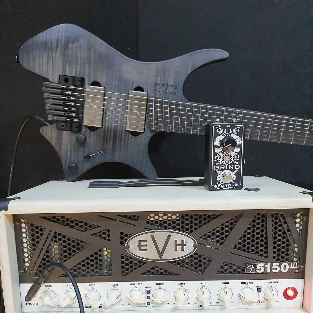 strandbergGuit's tweet photo. Sicc Setup! πΈ: IG @asg_midian #strandbergguitars #headlessguitars #bodenprog7 #7stringguitars #evh5150 #fortinpedals #guitargear #sicksetup #feelbettersoundbetter #goheadless https://t.co/83ZyiJKc7H
