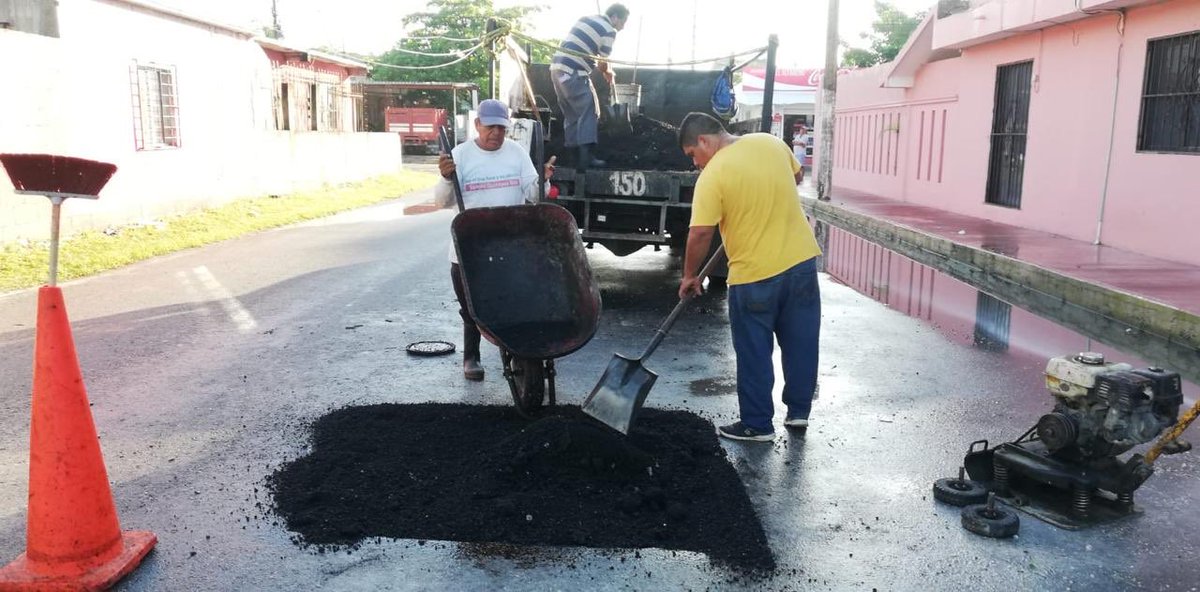 AytoCancun's tweet photo. En atención a un reporte ciudadano, las brigadas de @ServPublicosBj realizó trabajos de bacheo en la calle 22 entre calle 111-A y calle 111 de la #Sm95. Recuerda nuestro número de atención:
📲#ReportaYAporta 998 844 8035. ¡Estamos para servirte! #CancúnTierraDeTodos https://t.co/cM9s5VIjnS