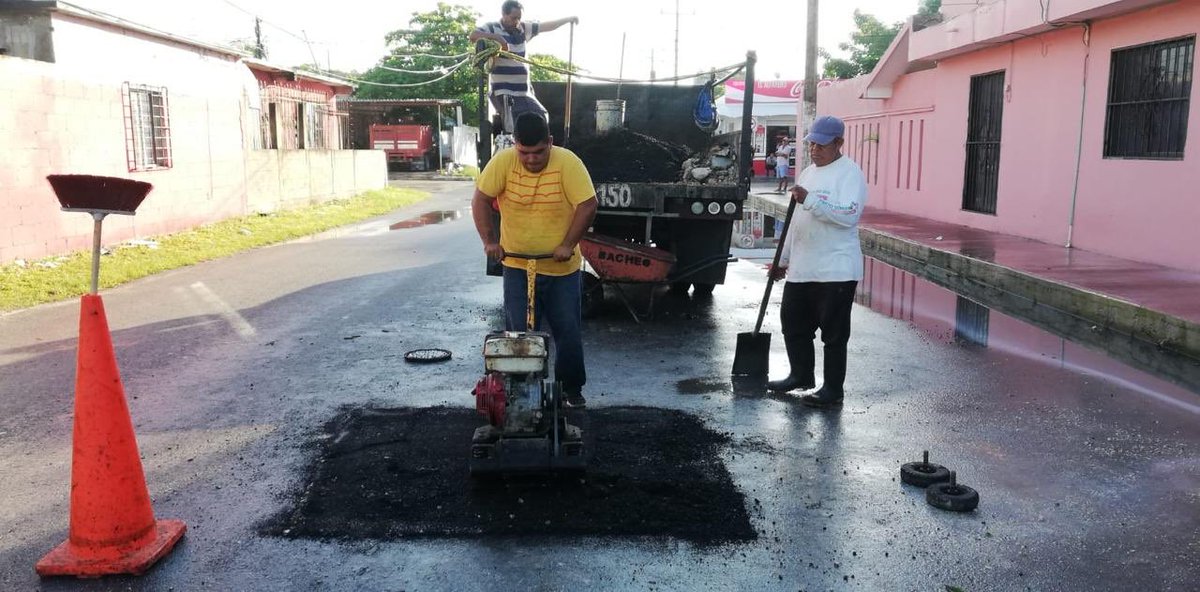 AytoCancun's tweet photo. En atención a un reporte ciudadano, las brigadas de @ServPublicosBj realizó trabajos de bacheo en la calle 22 entre calle 111-A y calle 111 de la #Sm95. Recuerda nuestro número de atención:
📲#ReportaYAporta 998 844 8035. ¡Estamos para servirte! #CancúnTierraDeTodos https://t.co/cM9s5VIjnS