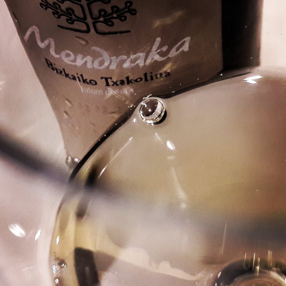 popthewine's tweet photo. En el Haran (#Sarriguren), La Barra del Goloso y La Gardabera se puede disfrutar del #txakoli @Mendraka maridado con sus propuestas para el II Campeonato de Maridaje de pintxos &amp; Bizkaiko Txakolina en #Pamplona #BizkaikoTxakolinaEnPamplona @BizkaikoTxako https://t.co/2f0rl4VrhW
