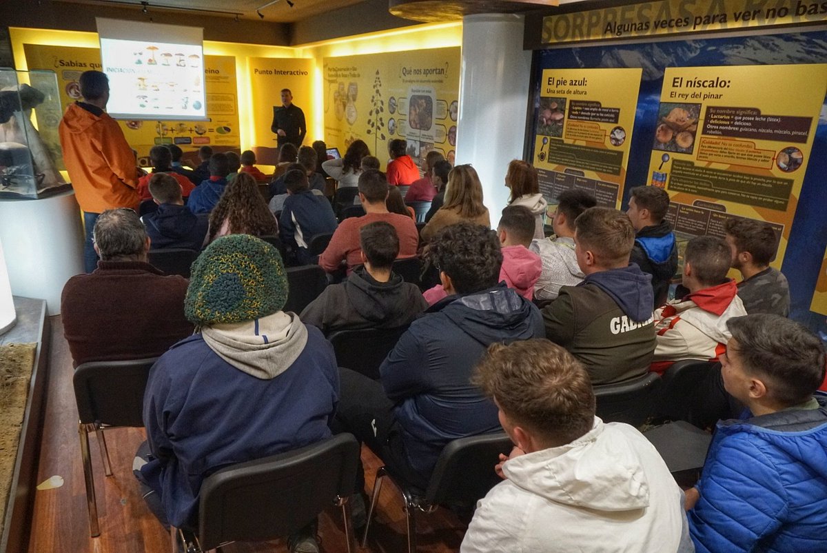 MicoAbla's tweet photo. Comienzan las XV Jornadas Micológicas Abulenses #micoAbla en #Abla #Almeria, Carlos Javier Catalicio Gómez da una conferencia de iniciación a la micología a alumnos del IES Sierra Nevada de #Fiñana y del CEIP Joaquín Tena Sicilia de Abla.
#viveAbla https://t.co/wUTIPP1OnM