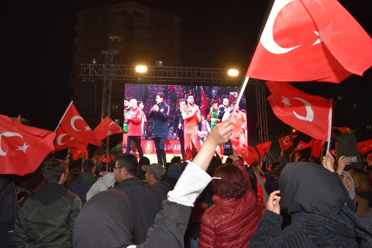 SelcukluBel's tweet photo. • Bosna Hersek Mahallesi’ne kurduğumuz dev ekranla adeta yine maçı Konya’ya taşıdık. 

• Binlerce taraftar Bosna Hersek Pazar Alanı’nda Milli Takıma tam destek verirken EURO 2020’ye katılmanın heyecanını hep birlikte yaşadı.

Haberin devamı linkte. 👇🇹🇷

https://t.co/Vpqh37uoHo https://t.co/6h8ePlHaoI