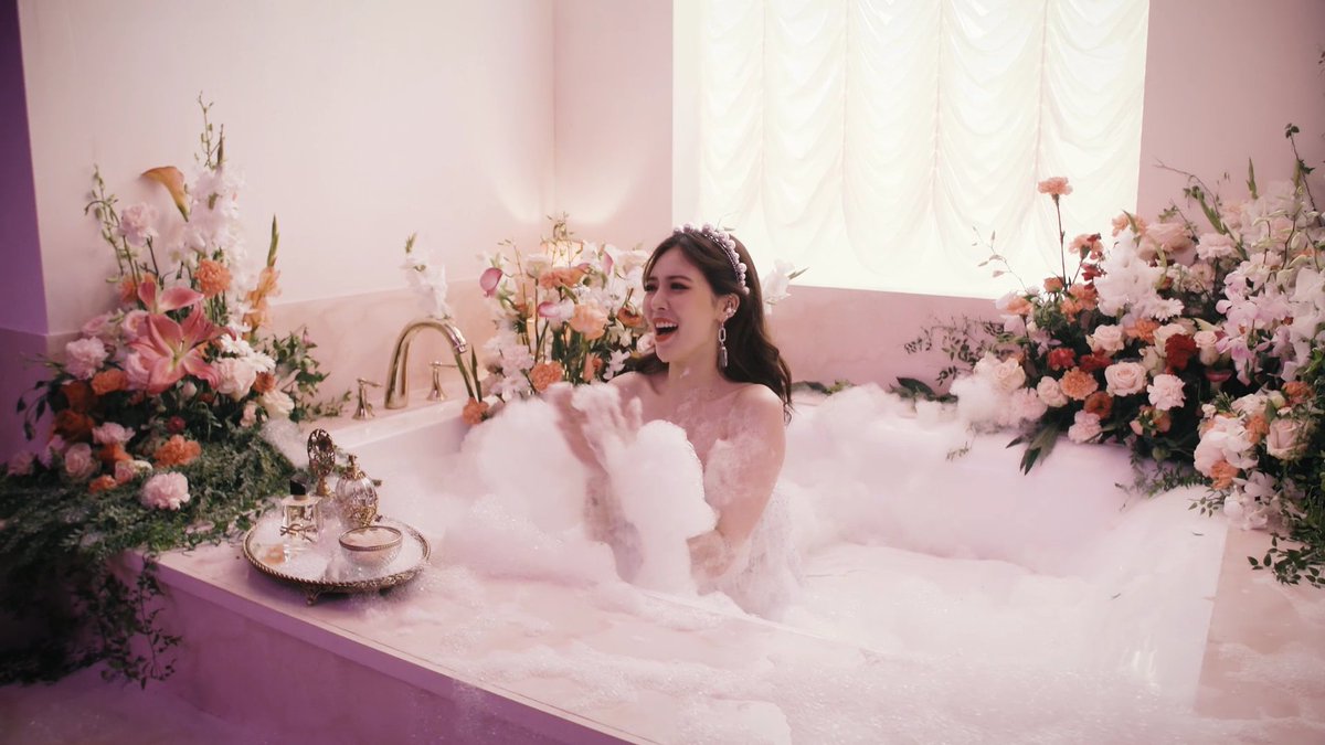 이번 혀나뮤비 한컷 한컷 넘 소중해~~~ 🤗 
맨날 보는중 보면 볼수록 입생로랑이랑 찰떡임
오늘 입생매장가서 리브르 시향해볼꺼ㅓㅓㅓ 🤗 🤗 
youtu.be/8xqSz6_RJeU #현아 #현아향수 #입생로랑뷰티 #입생로랑향수 #리브르 #입생로랑리브르