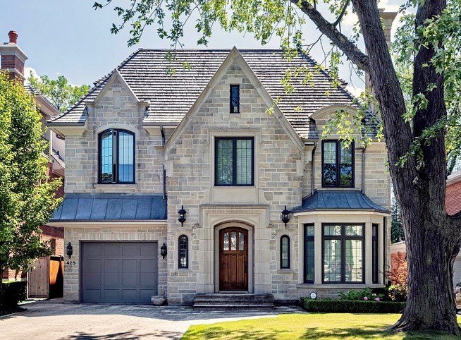 Tudor gothic style house with carved stone portico on 50‘ lot designed by MakowArchitects.com

#tudorhomes #customhomes #torontocustomhomes #dreamhome #luxuryhomes #petersellarphotography #makowarchitects
