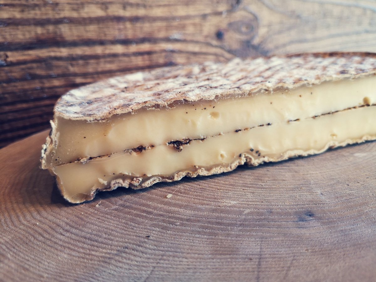 axelrebecq's tweet photo. C'est de saison, c'est maison et c'est bon, voici le Saint-nectaire au poivre #Fromage @FromagesAOPAuv https://t.co/rC5RBtFJJE