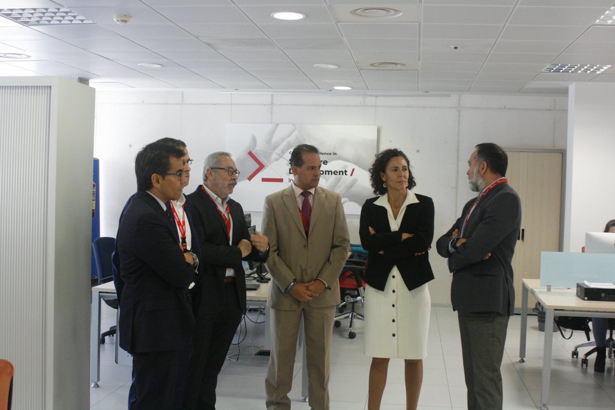 Ingenia_es's tweet photo. El Secretario General de Empresa, Innovación y Emprendimiento de la Junta de Andalucía @mortigosab y la directora general de Economía Digital e Innovación @LoretoDelValle han visitado hoy nuestras instalaciones del Centro de Operaciones de Seguridad Industrial @EconomiaAnd https://t.co/iuUV72NJ2q