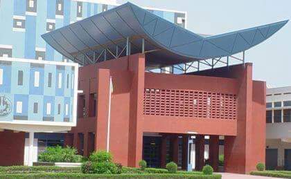 3/3 La BU <a href="/UCAD_Senegal/">Université Cheikh Anta Diop de Dakar</a> dispose de 1729 places assises dans ses services publics. Ses salles de travail et de recherche sont réparties sur deux niveaux à partir d’un hall d’accueil situé au rez-de-chaussée de part et d’autre d’un grand atrium central et de jardins intérieurs.