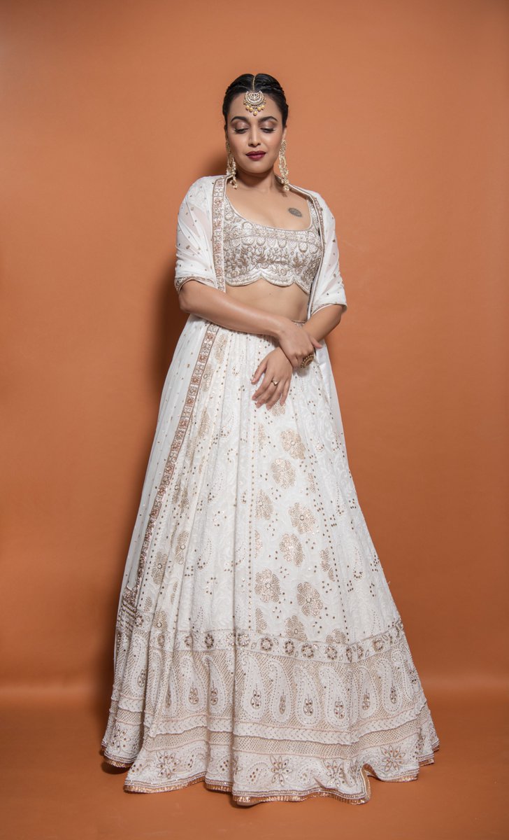 ReallySwara's tweet photo. Festive vibes in #Avvantikasparwani with #Minerali & #PurabPashchim jewellery for my #SaheliKiShaadi
Styled by #DivyaSaini
Make up: Sneha J Rathi
Hair: Sasmita Dash
#slayteam https://t.co/74nYMMVBWU